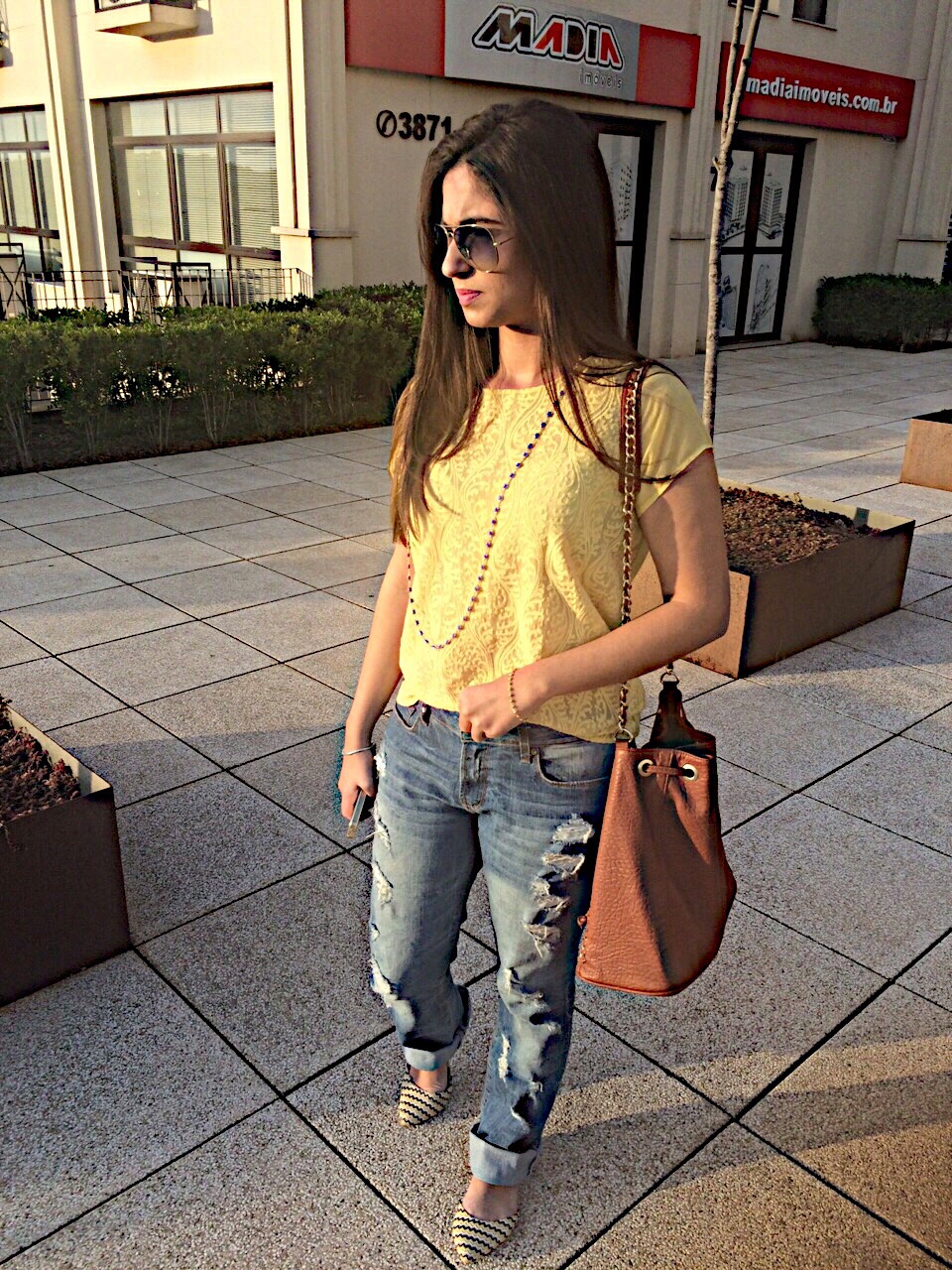 calça jeans com blusa amarela